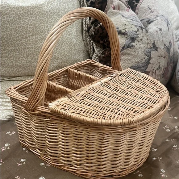 Picnic basket w/divided storage - Picture 3 of 7